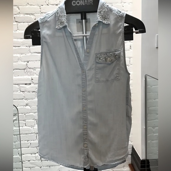 Light blue Abercrombie sleeveless shirt - Picture 1 of 5